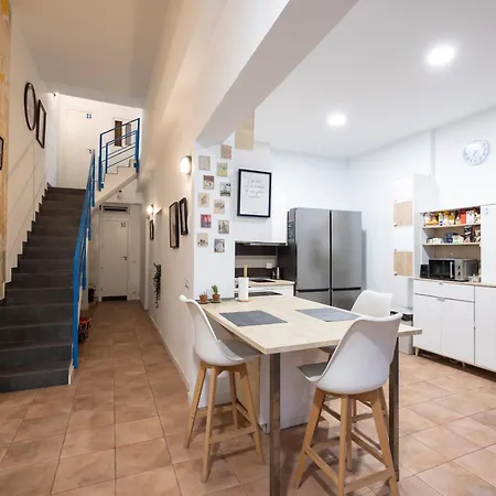 Kite & Surf Nomad House Hostal *